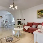 Laura Villa *